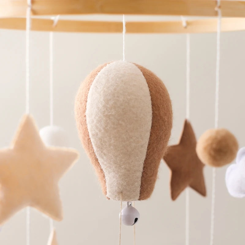 Drveni vrtuljak za krevetić